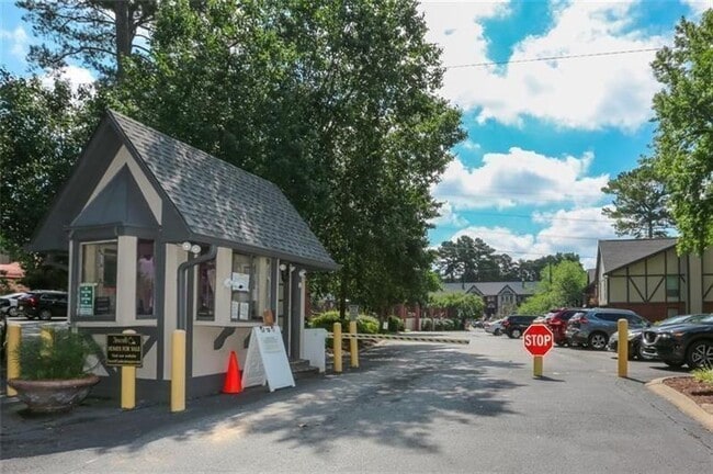 6851 Roswell Rd in Sandy Springs, GA - Building Photo - Building Photo