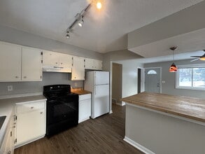 5900 Cedar Lk Rd S in Minneapolis, MN - Building Photo - Building Photo