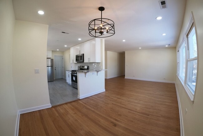 8017 W Churchill Ave in Niles, IL - Foto de edificio - Building Photo