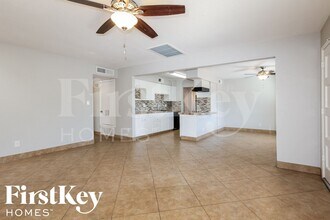 2324 E Paradise Dr in Phoenix, AZ - Building Photo - Building Photo