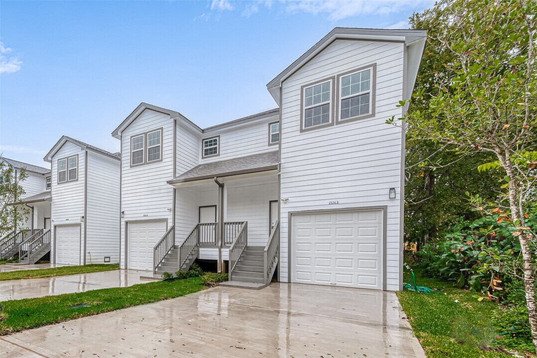 2527 S Washington Ave in Pearland, TX - Building Photo