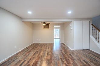 8505 Castlemill Cir in Nottingham, MD - Foto de edificio - Building Photo