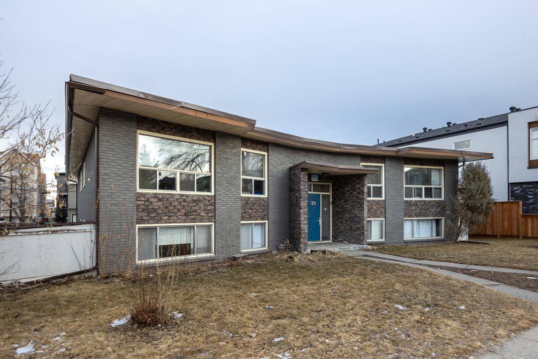 128 22 Av NE in Calgary, AB - Building Photo