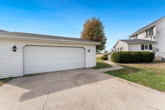 2442 Mittman Rd in Muscatine, IA - Building Photo - Building Photo