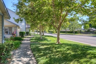 Foothill Manor Townhomes in Chico, CA - Building Photo - Building Photo