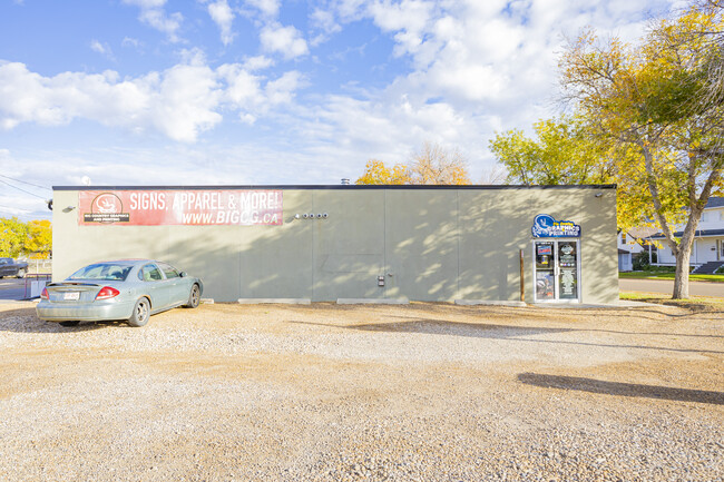 Villa Flor Marina in Drumheller, AB - Building Photo - Primary Photo