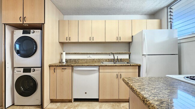 1676 Ala Moana Blvd in Honolulu, HI - Building Photo - Building Photo