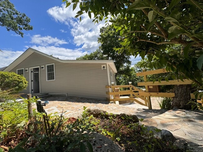 22 Hemlock Trail in Newtown, CT - Building Photo - Building Photo