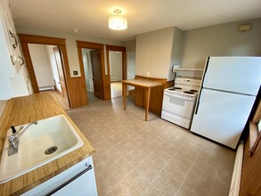 46 Eighth St, Unit #2 Up in Auburn, ME - Foto de edificio - Building Photo