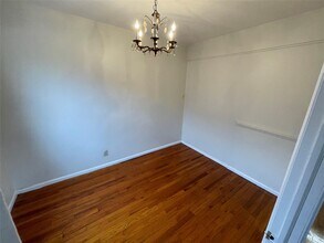 83-19 Langdale St in Queens, NY - Foto de edificio - Building Photo