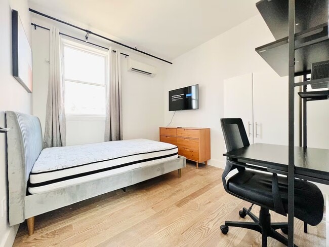 New HDTV room, tons of natural light # 323, Unit 6A in Brooklyn, NY - Foto de edificio - Building Photo