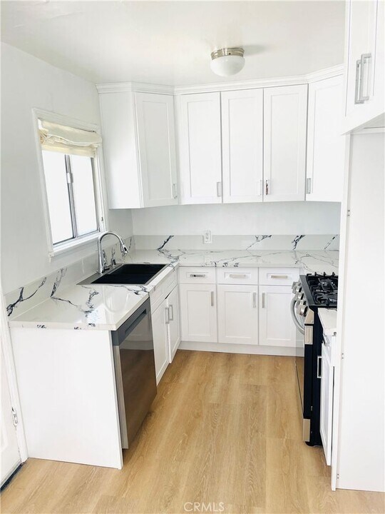 5752 Vineland Ave in Los Angeles, CA - Building Photo