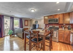 10 Middle St Ct-Unit -2 in Waltham, MA - Building Photo - Building Photo