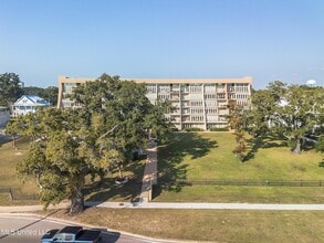 520 Beach Blvd, Unit 501 in Biloxi, MS - Foto de edificio - Building Photo