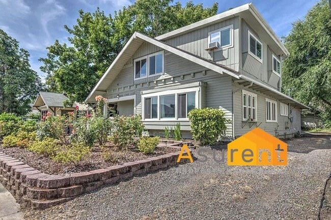 528 S Grape St in Medford, OR - Building Photo - Building Photo