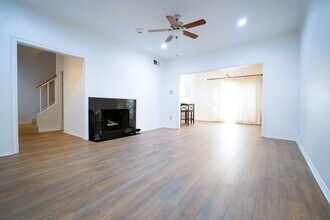 11711 Memorial Dr, Unit 695 in Houston, TX - Building Photo - Building Photo