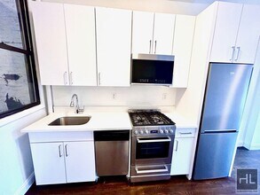 E 88 St, Unit 2D in New York, NY - Building Photo - Building Photo