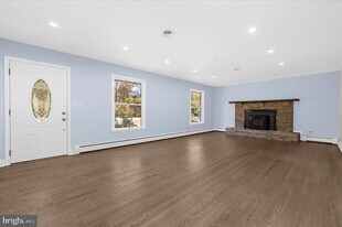 7643 Paradise Beach Rd in Pasadena, MD - Building Photo