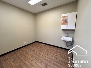 4956 W Irving Park Rd in Chicago, IL - Building Photo - Building Photo