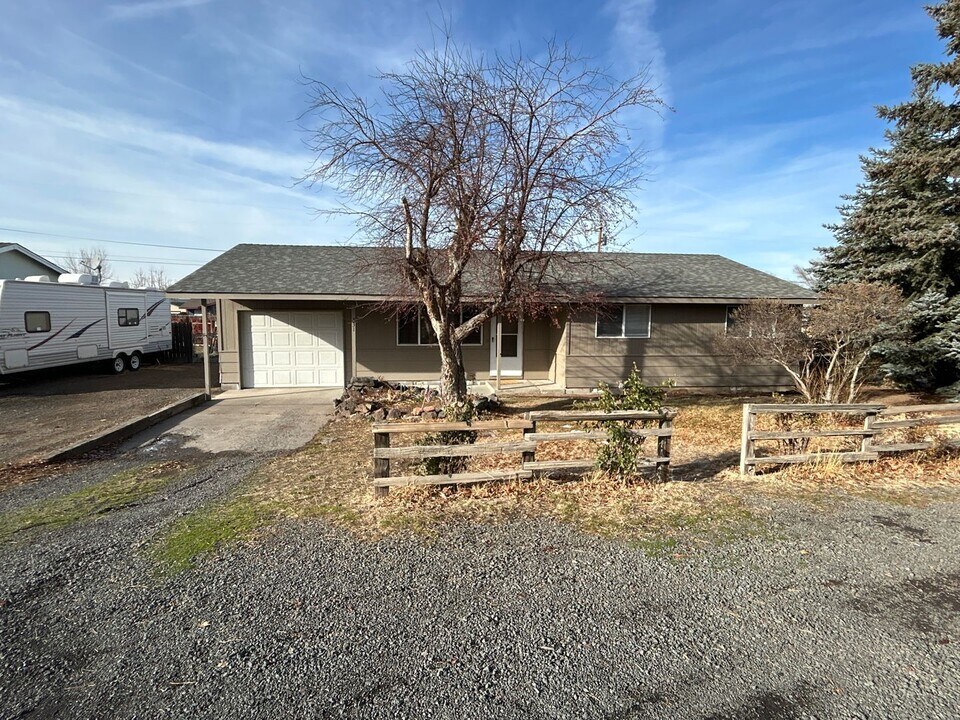 331 Hood Ave in Metolius, OR - Building Photo