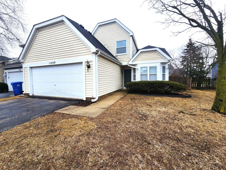 1489 N Pembroke Dr in South Elgin, IL - Building Photo