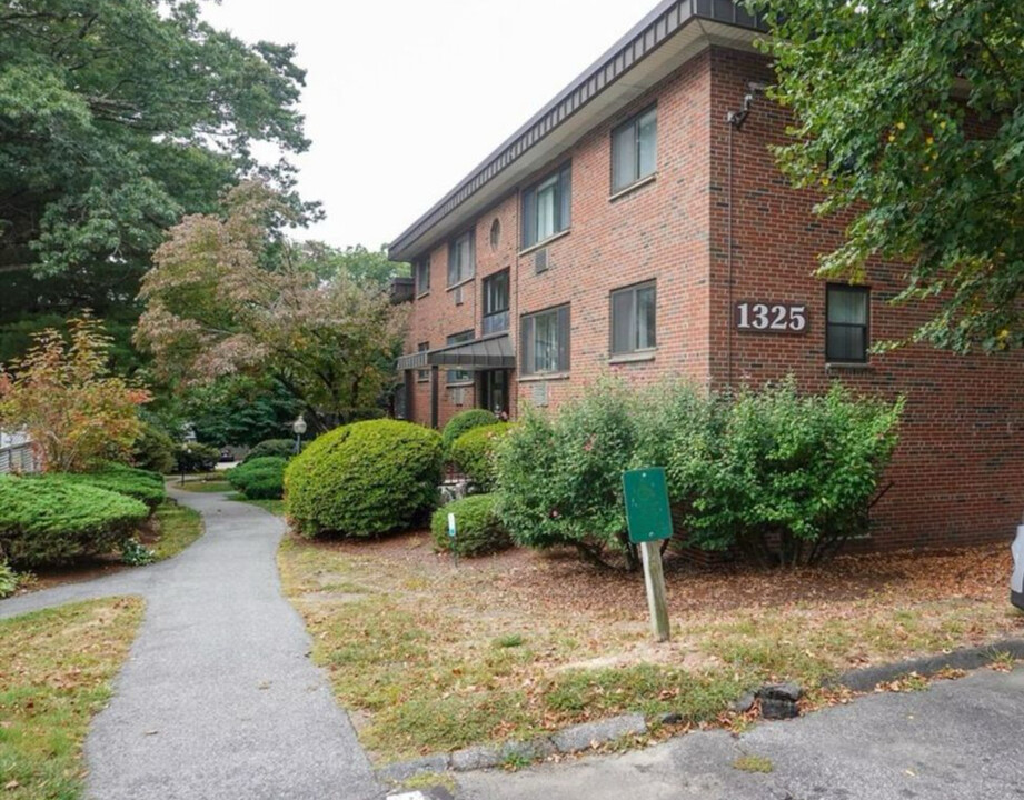 1325 Worcester Rd, Unit A7 in Framingham, MA - Building Photo