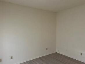 9747 Whitehurst Dr in Dallas, TX - Building Photo - Building Photo