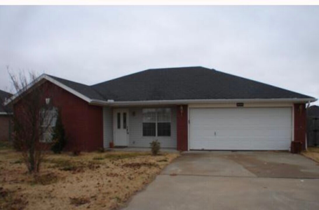 600 Woods Dr in Centerton, AR - Building Photo