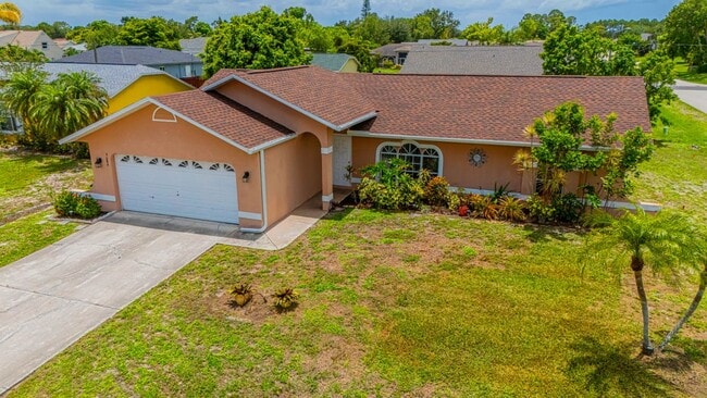 9084 Caloosa Rd in Ft. Myers, FL - Building Photo - Building Photo