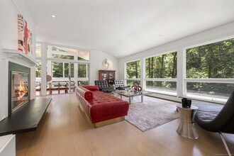 22 Sunswyck Rd in Darien, CT - Building Photo - Building Photo