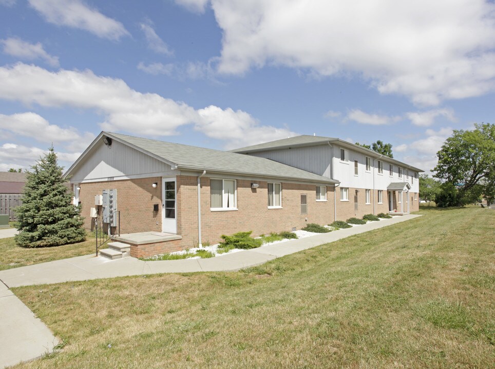 Flora Woods Apartments in Roseville, MI - Building Photo