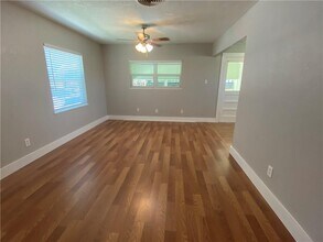 102 E Live Oak St in Hutto, TX - Building Photo - Building Photo