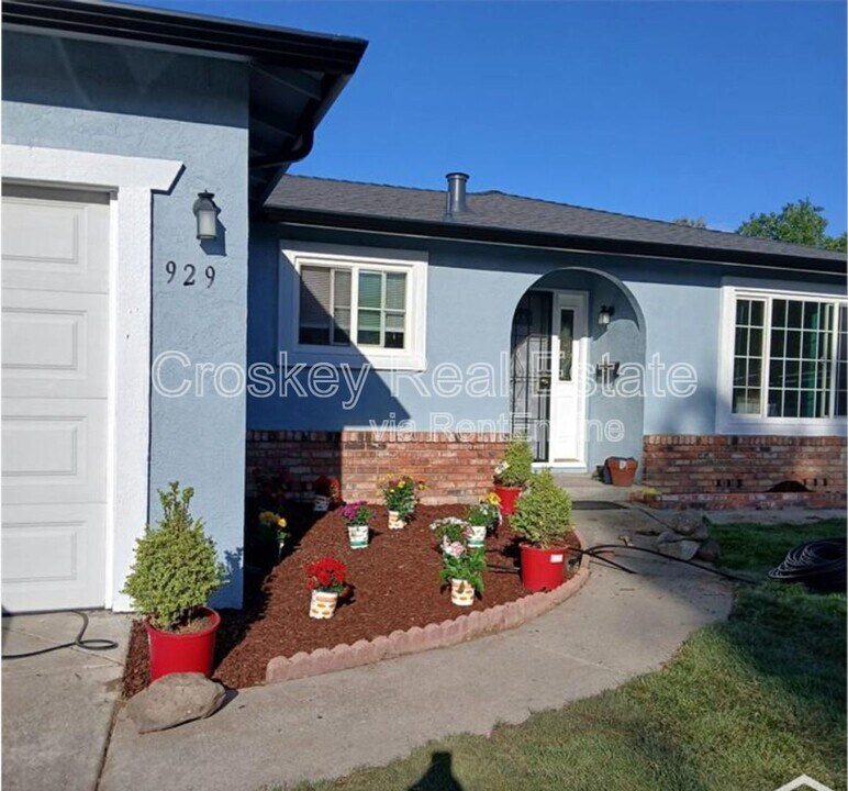 929 Jensen Cir in Pittsburg, CA - Building Photo