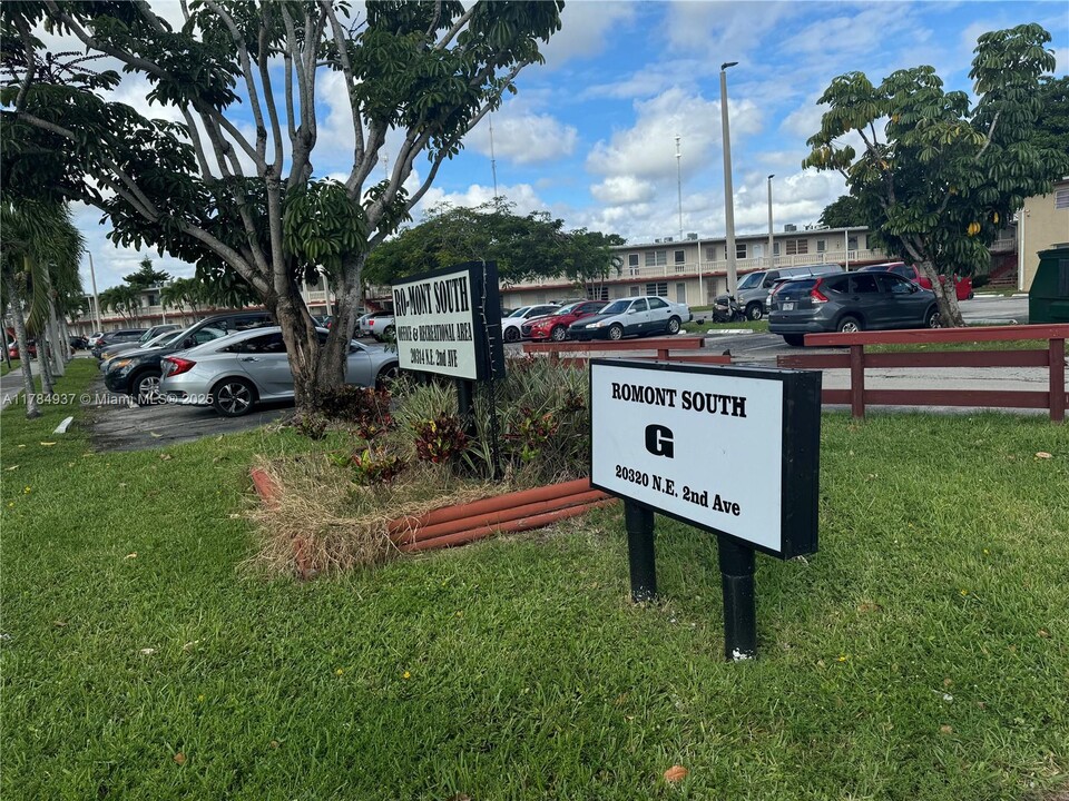 20320 NE 2nd Ave in North Miami Beach, FL - Foto de edificio
