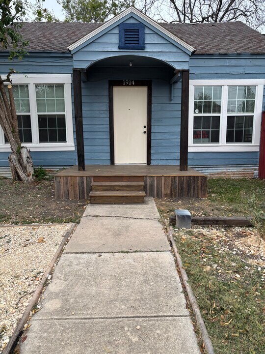 1914 S Pine St in San Antonio, TX - Building Photo