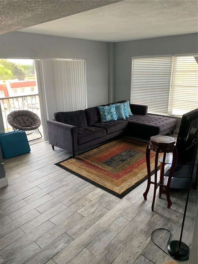property at 4154 Inverrary Dr
