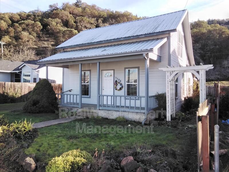 1125 W Brown Ave in Roseburg, OR - Building Photo