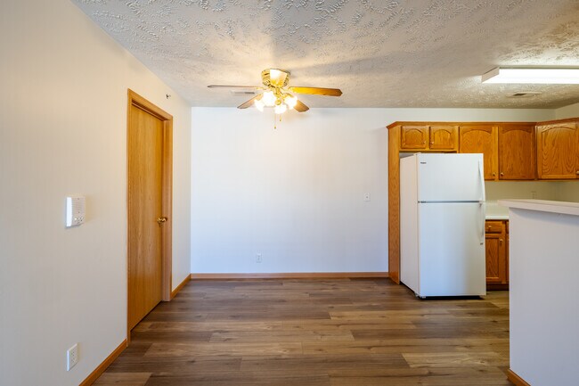 Midland Heights Apartments in Papillion, NE - Foto de edificio - Interior Photo