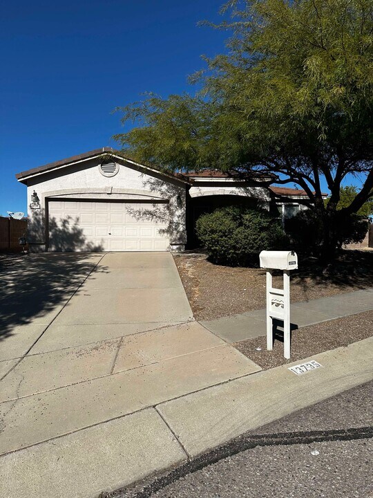 13735 E Shadow Pines Ln in Vail, AZ - Foto de edificio