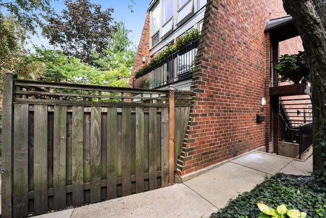 property at 2029 N Larrabee St