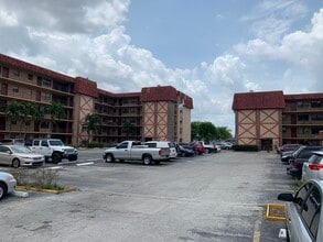 1335 W 68th St, Unit 102 in Hialeah, FL - Building Photo - Building Photo