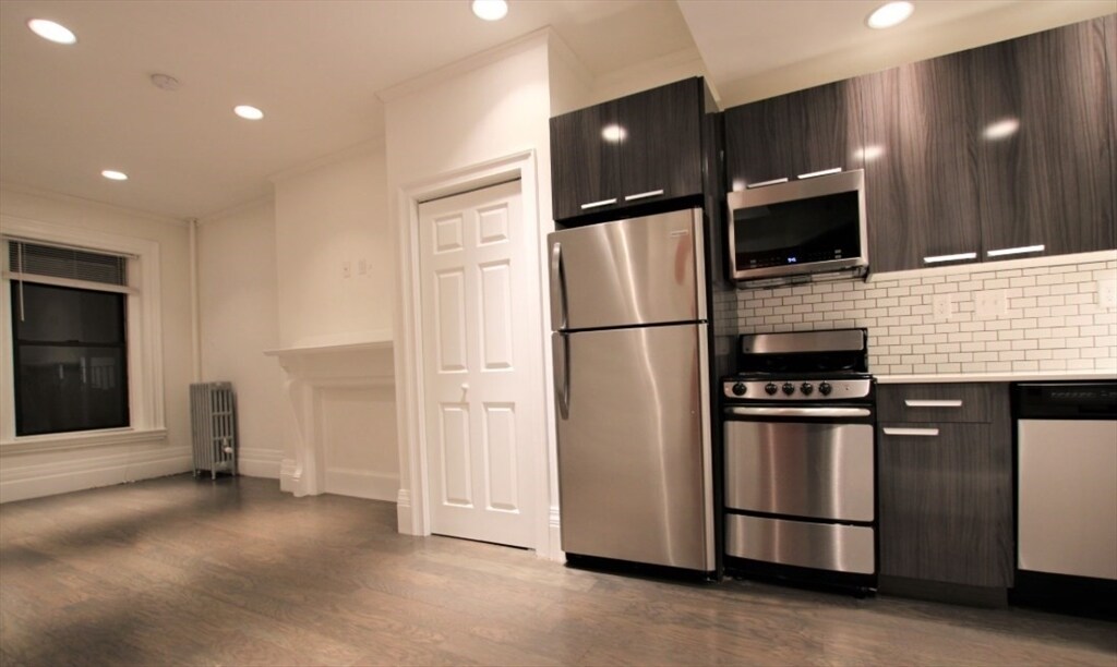 270 Newbury St in Boston, MA - Building Photo