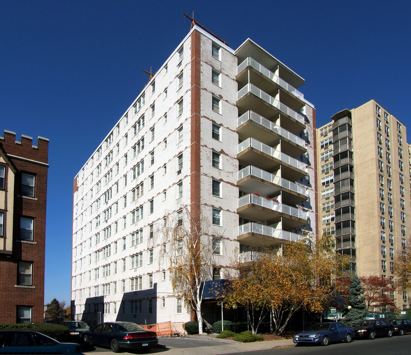 Crosswinds Condominiums in Stamford, CT - Building Photo