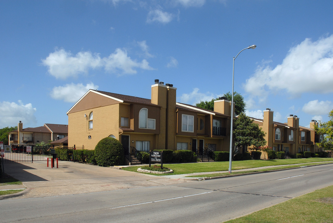 West Bellfort in Houston, TX - Building Photo