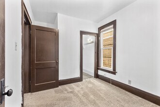 928 E Locust St in Milwaukee, WI - Building Photo - Building Photo