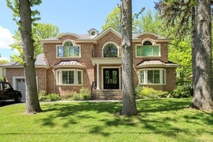 10 Woodbourne Rd in Great Neck, NY - Building Photo