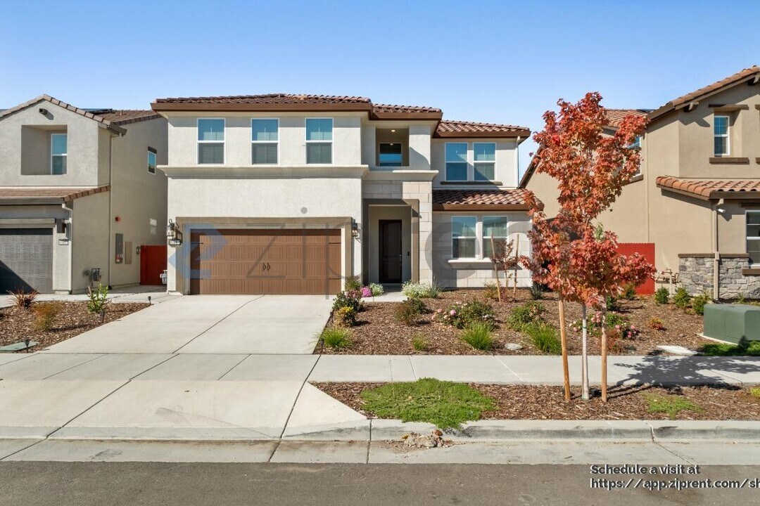 15961 Mavericks Ln in Lathrop, CA - Building Photo