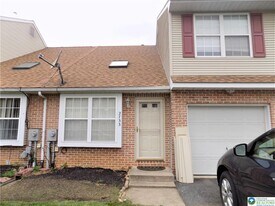 2733 Victoria Ln in Easton, PA - Building Photo
