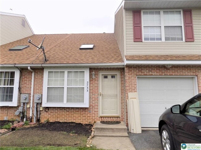 property at 2733 Victoria Ln