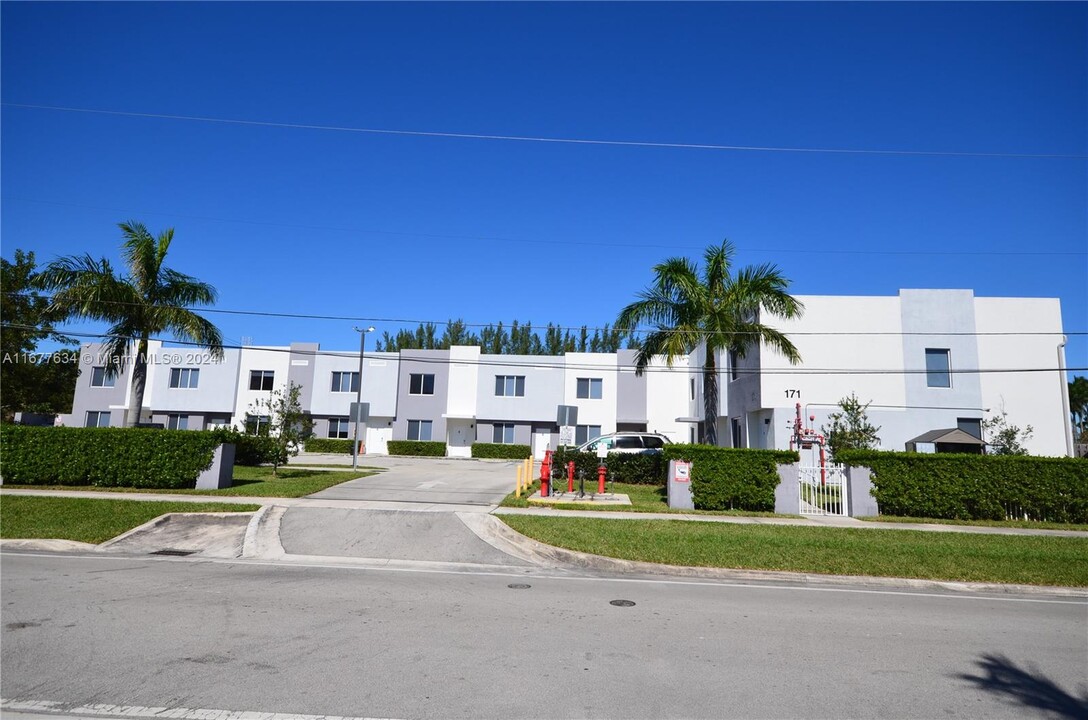 170 NW 158th St in Miami, FL - Building Photo